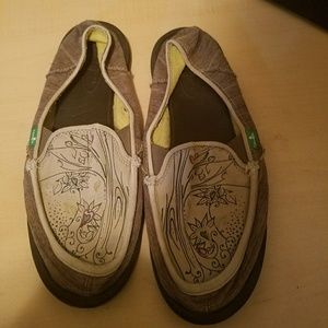 SANUKS Dark Green w/Floral top, slip ons, size 8